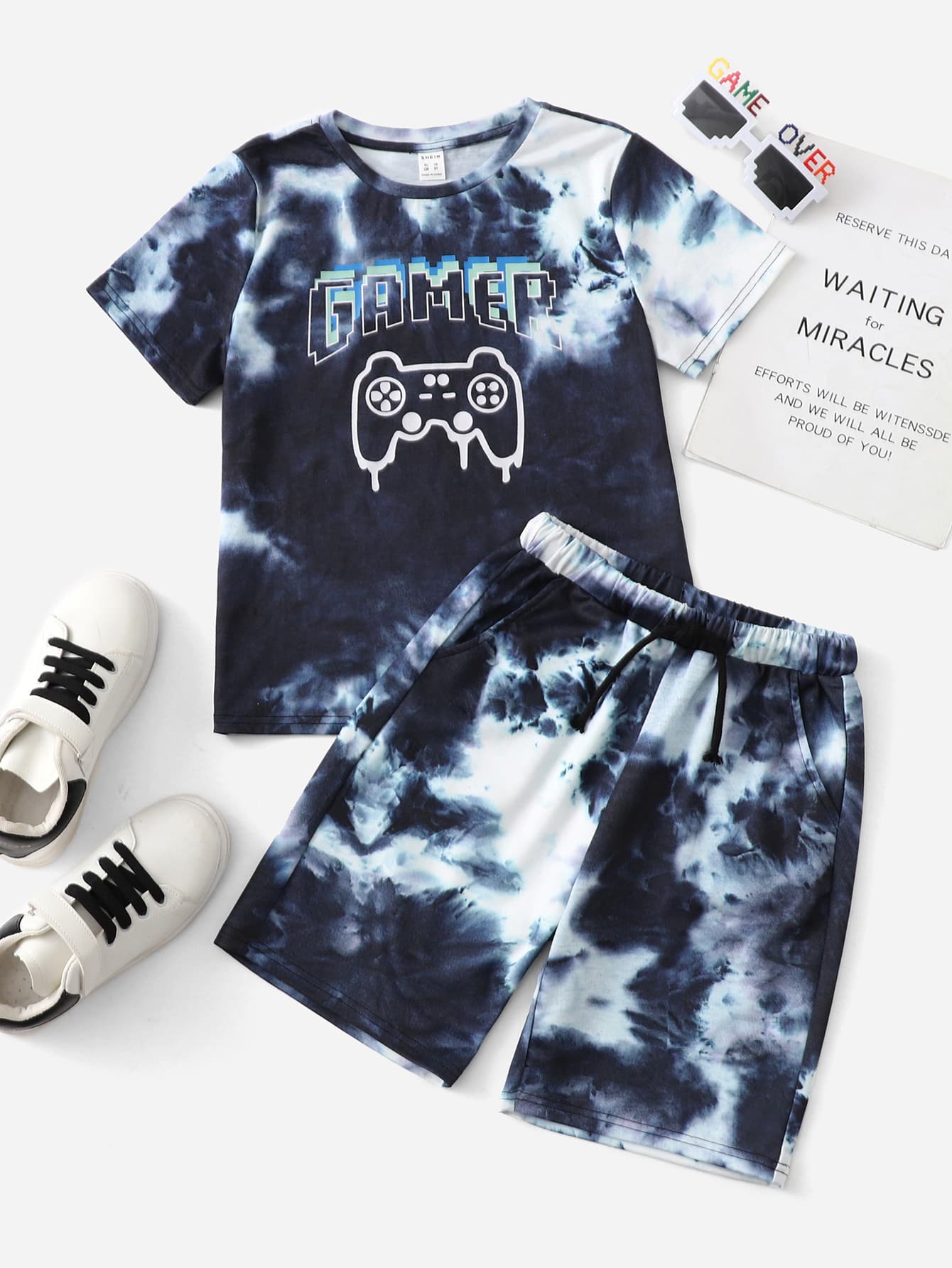SHEIN 男孩紮染和遊戲手柄圖案T恤和短褲套裝 - 彩色 - 查看 1