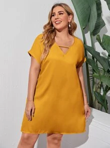 SHEIN LUNE 大碼鏤空v領素色連衣裙 - 芥末黃 - 查看 5