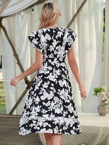 花卉圖案蝴蝶袖繫腰帶洋裝 - 黑與白 - 查看 2