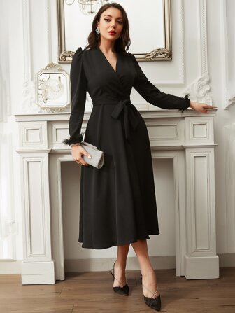 فستان بأكمام منفوخة وكم فرو وحزام