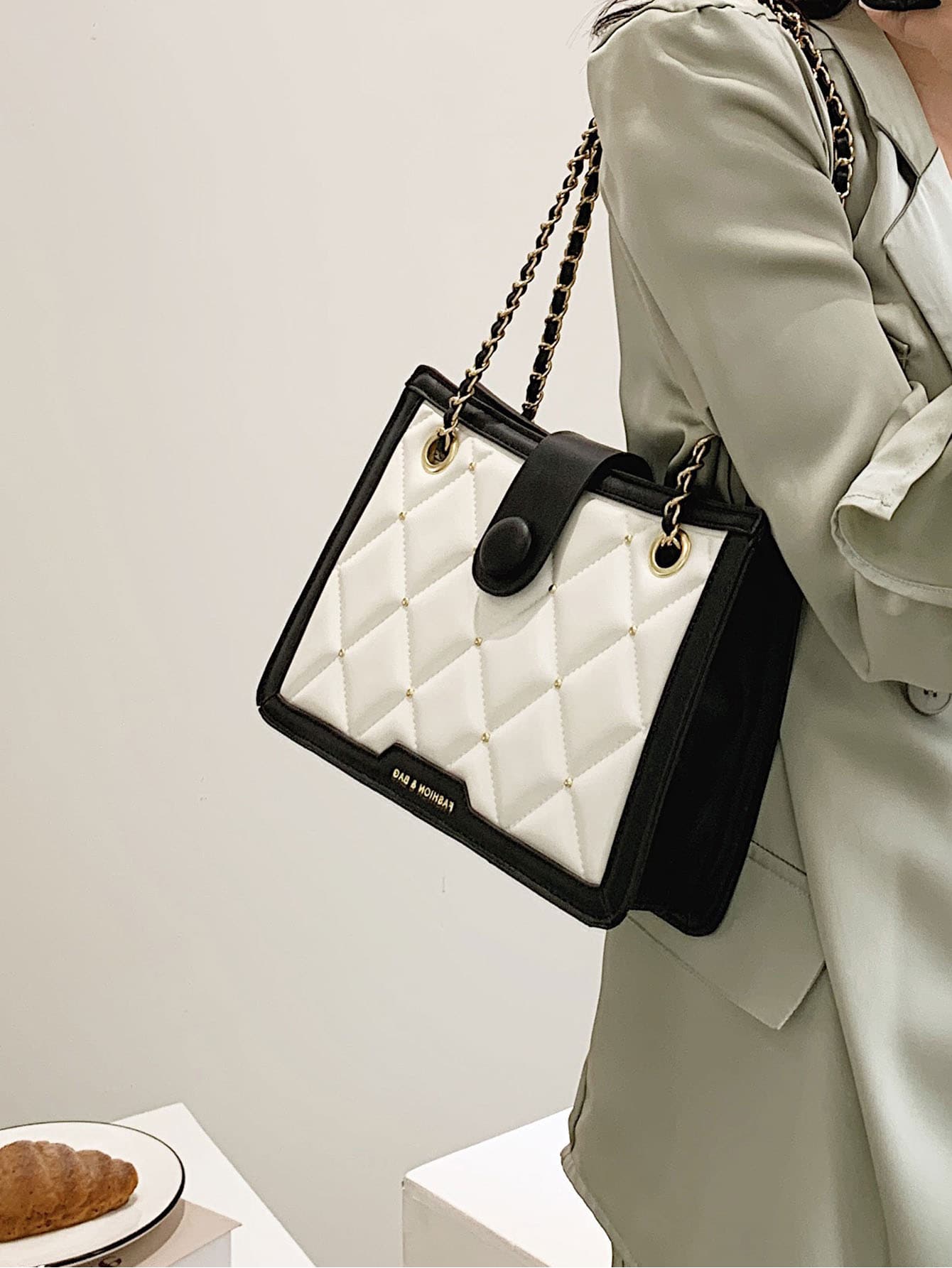 حقيبة مربعة مبطنة اللون، خفيفة الوزن ومقاومة للماء...