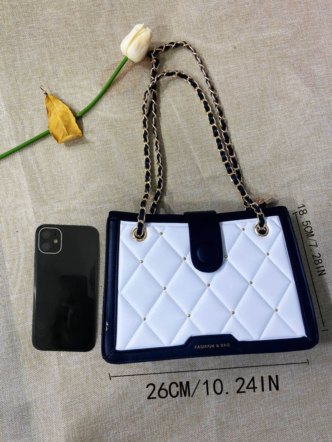 حقيبة مربعة مبطنة اللون، خفيفة الوزن ومقاومة للماء...