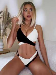 SHEIN Swim 撞色比基尼套裝交叉圍裹文胸和露臀下裝2入組泳衣 - 黑與白 - 查看 1