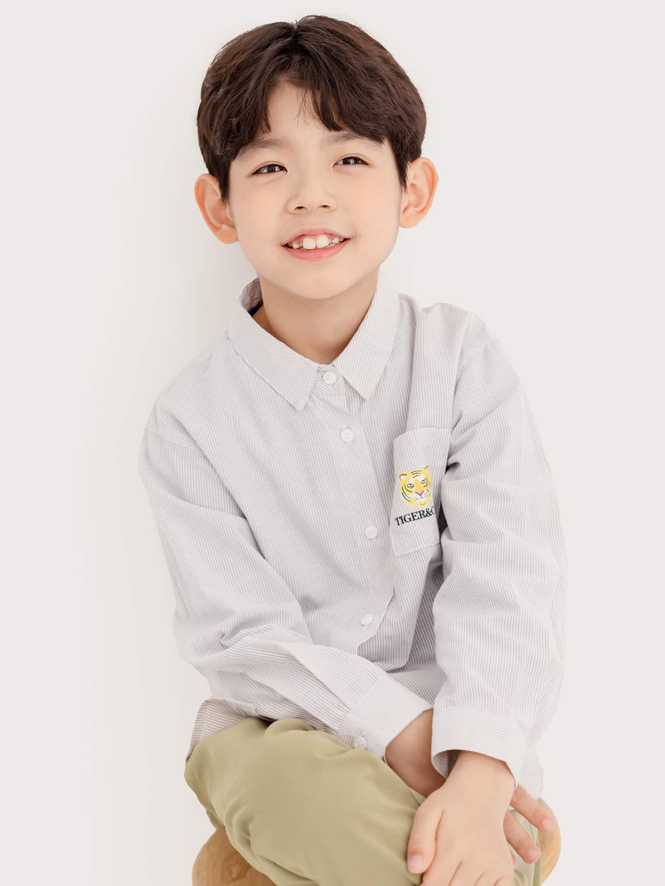 男孩老虎和字母圖案口袋條紋圖案襯衫