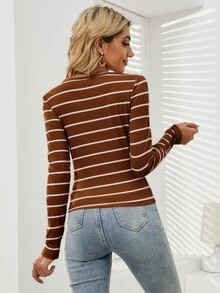 SHEIN Essnce Camiseta con estampado de rayas con botón - Marrón - Ver 2