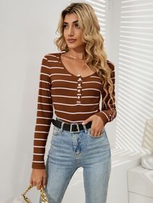 SHEIN Essnce Camiseta con estampado de rayas con botón - Marrón - Ver 5