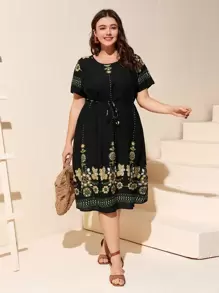 Mulvari 大碼花卉刺繡繫腰帶連衣裙