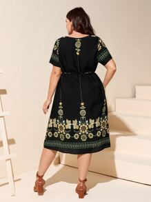 Mulvari 大碼花卉刺繡繫腰帶連衣裙