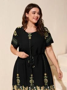 Mulvari 大碼花卉刺繡繫腰帶連衣裙