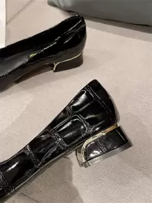 2025年秋季女士链条装饰鳄鱼压纹平底鞋，朋克尖头平底鞋 - 黑色 - 查看 4