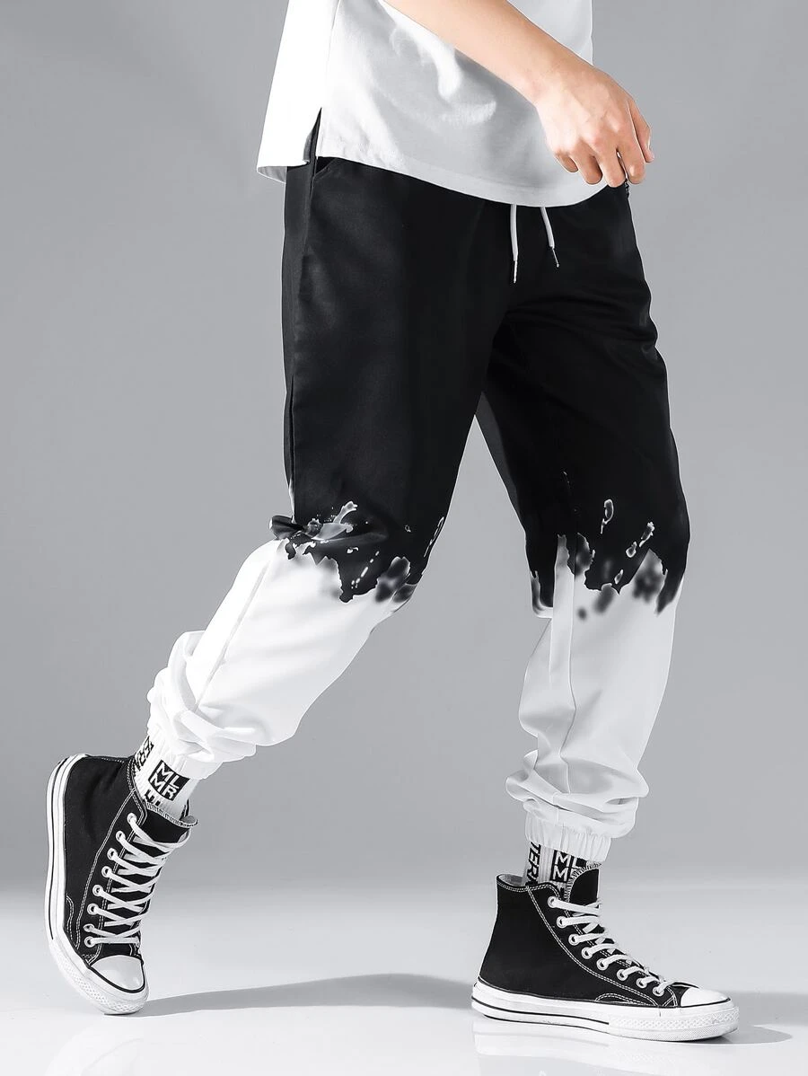 Manfinity EMRG 男士兩色拼接束口褲長褲，顏色簡約黑色，適用於外出穿著 - 黑與白 - 查看 1