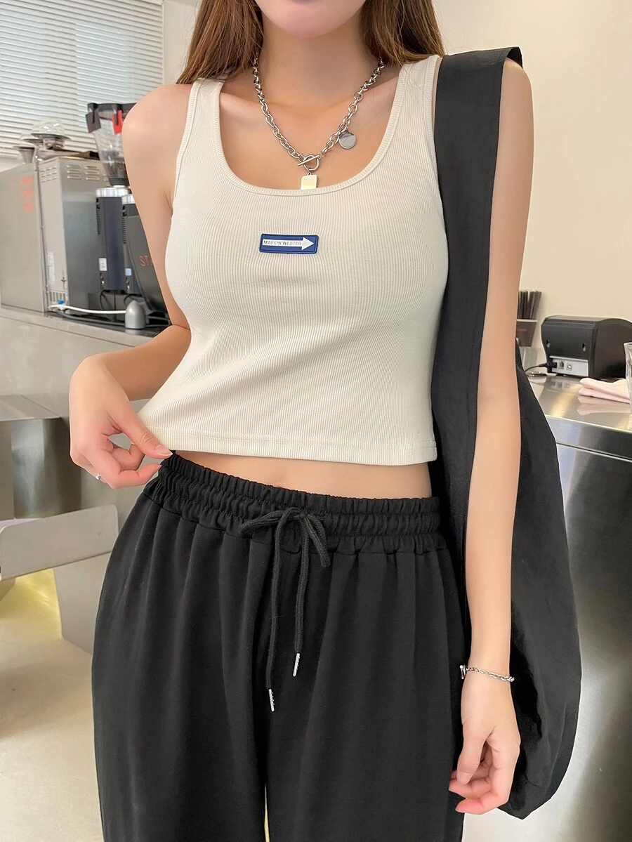 DAZY 字母補丁細節短款背心 - 米色 - 查看 1