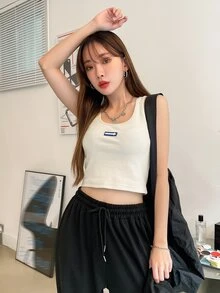 DAZY 字母補丁細節短款背心 - 米色 - 查看 7