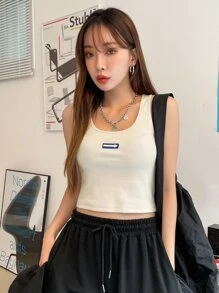 DAZY 字母補丁細節短款背心 - 米色 - 查看 8