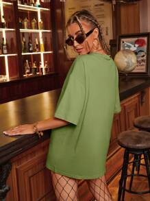SHEIN EZwear 標語和人物圖案落肩T恤 - 軍綠色 - 查看 2