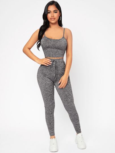 طقم مكون من قمة قصيرة وبلا أكمام والسراويل الضيقة ، مزين بنمط محبوك