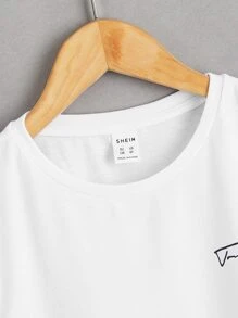 SHEIN 適合年輕男孩，2入組有字母圖形和膠帶細節的T卹