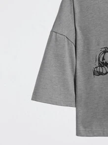 Madelyn Janelle 萬聖印花鏤空落肩袖短款T恤 - 灰色 - 查看 5