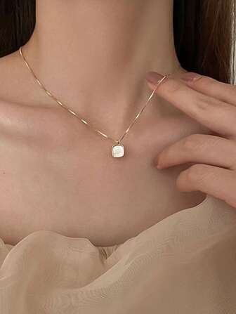 Collar colgante geométrico