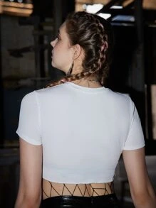 ROMWE Grunge Punk Camiseta corta con slogan con estampado de figura con nudo de canalé - Blanco - Ver 2