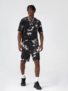 Manfinity RebelGame Hombres con parche de letra de tie dye Camiseta & Shorts deportivos Conjunto - Negro - Ver 2