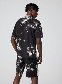 Manfinity RebelGame Hombres con parche de letra de tie dye Camiseta & Shorts deportivos Conjunto - Negro - Ver 5