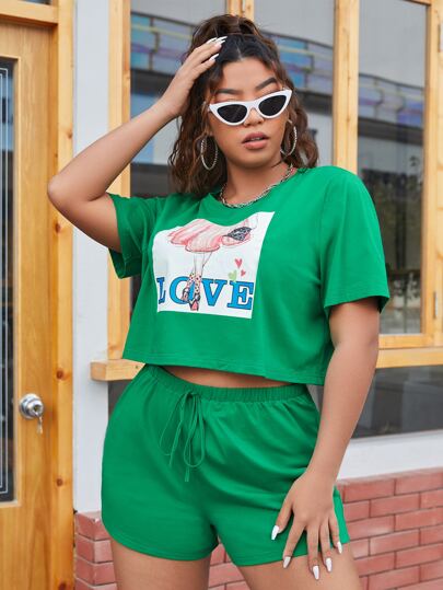 مقاس كبير بجرافيك شخصية وعبارة تي شيرت مع شورت رياضي طقم