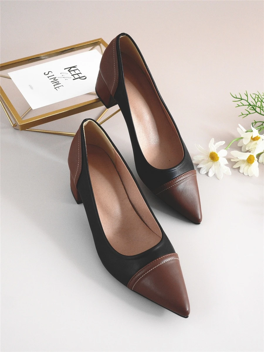 Zapatos de tacón de dos tonos con tacón grueso