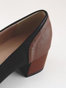 Zapatos de tacón de dos tonos con tacón grueso