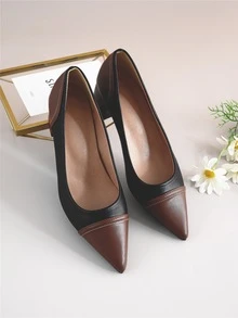 Zapatos de tacón de dos tonos con tacón grueso