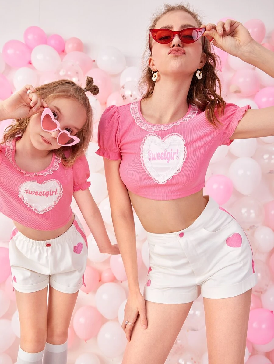 SHEIN 1入組愛心和字母圖案蕾絲邊短款上衣 - 粉色 - 查看 1