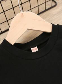 SHEIN Camiseta De Cuello Redondo Para Niña Y Pantalones Cortos Con Cinturón Y Doble Bolsillo