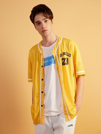 قميص مطبوع بحروف مريح وعادي بنمط الشارع المقاس الكبير للرجال، العودة إلى المدرسة