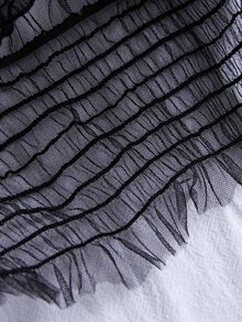 泡泡袖打褶木耳邊網紗襯衫 - 黑色 - 查看 3