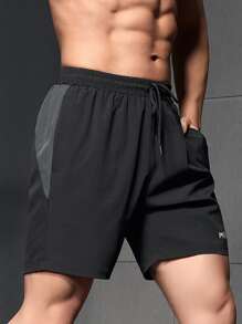 Pantalones cortos deportivos de estilo novio para hombres con gráficos de letras y paneles de contraste - Negro - Ver 1