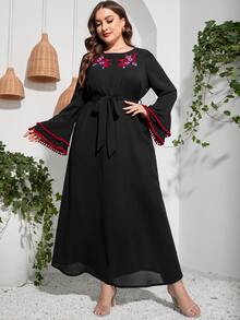 Mulvari Đầm Plus Size Thắt lưng Nghề thêu POM Pom phân lớp Hoa Khiêm tốn - màu đen - Xem 4