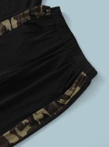 SHEIN Niños Pantalones deportivos con camiseta con estampado de camuflaje de color combinado - Negro - Ver 3