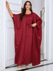 Al Najma Manteau à manches chauves-souris à l'avant ouvert et robe avec ceinture de couleur rouge bourgogne - Rouge foncé - Voir 1