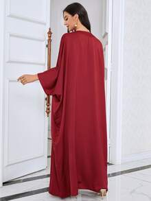 Al Najma Manteau à manches chauves-souris à l'avant ouvert et robe avec ceinture de couleur rouge bourgogne - Rouge foncé - Voir 2