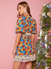 SHEIN 滿身花卉下擺打結上衣和荷葉邊裹身裙套裝 - 彩色 - 查看 2