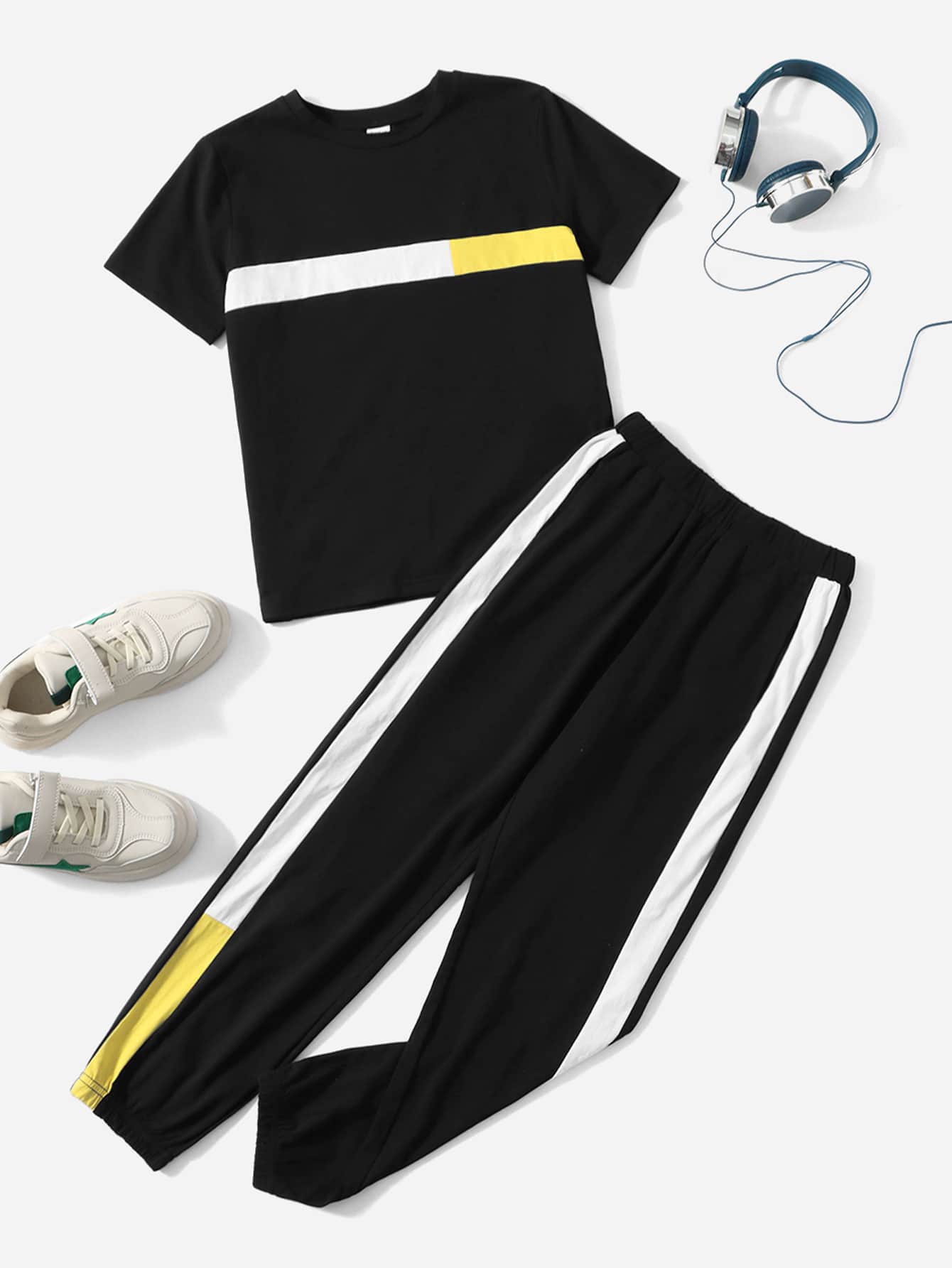 SHEIN 男孩拼色T恤和拼接側縫束腳褲套裝 - 黑色 - 查看 1