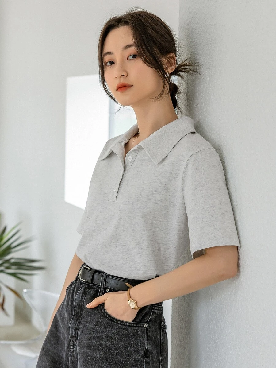 DAZY Camiseta de cuello polo bajo con abertura - Gris Claro - Ver 1