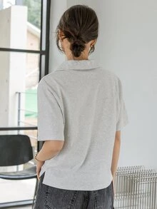 DAZY Camiseta de cuello polo bajo con abertura - Gris Claro - Ver 2