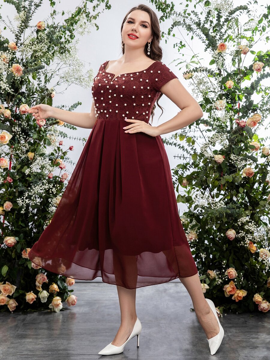 SHEIN Belle 大碼珍珠蕾絲拼接缺口領褶皺下擺雪紡伴娘連衣裙 - 酒紅色 - 查看 1