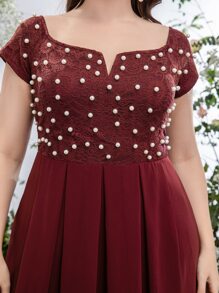 SHEIN Belle 大碼珍珠蕾絲拼接缺口領褶皺下擺雪紡伴娘連衣裙 - 酒紅色 - 查看 4