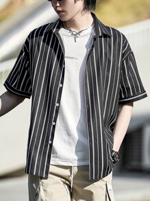 Manfinity 男士豎條紋落肩袖前排扣襯衫 - 黑色 - 查看 1