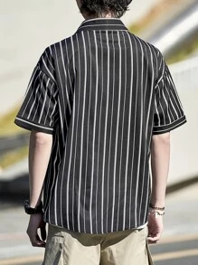 Manfinity 男士豎條紋落肩袖前排扣襯衫 - 黑色 - 查看 2