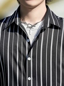 Manfinity 男士豎條紋落肩袖前排扣襯衫 - 黑色 - 查看 4