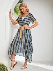 SHEIN 鋸齒形印花圍裹細節繫腰帶連衣裙 - 彩色 - 查看 3