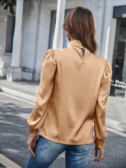 パフスリーブ シャーリングカフ モックネック サテン ブラウス